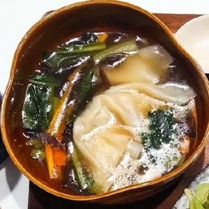 チンゲン菜と餃子の中華スープ